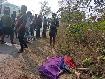 ट्रेलर ने पैदल चल रही बजुर्ग महिला को मारी टक्कर, मौके पर ही चली गई जान : गुस्साए लोगों ने कोरबाचांपा मार्ग में कर दिया चक्काजाम