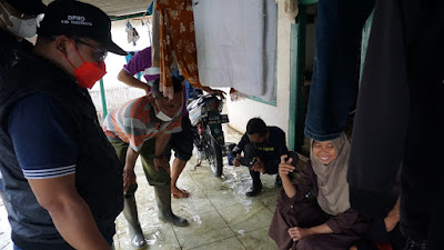 Ketua DPRD Kabupaten Tangerang Kholid Ismail mengatakan terkait keluhan warga yang terdampak banjir di Kampung Gaga Desa Tanjung Pasir, ia meminta salah satu wilayah daerah pilihnya itu dicari solusi yang cepat dan akurat