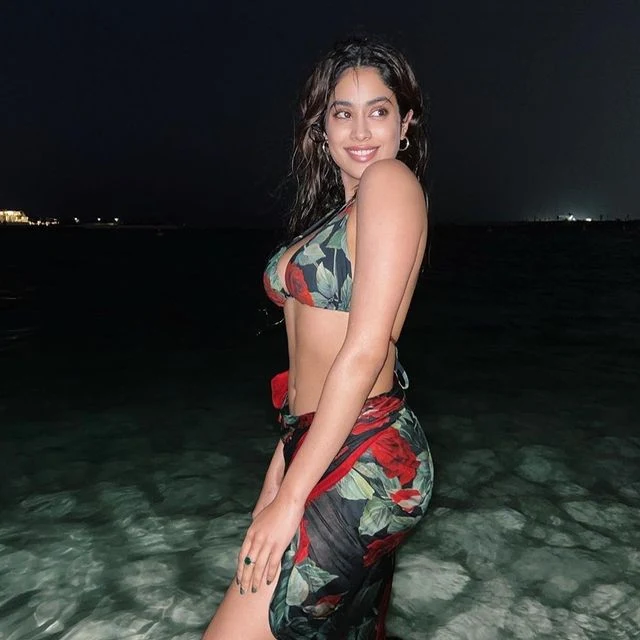 Bollywood Most beautiful Actress Janhvi Kapoor hot bikini photoshoot