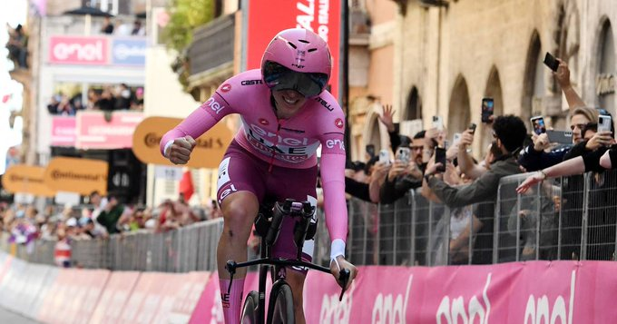 Tadej Pogacar (UAE Team Emirates) con demostración de superioridad gana la 7a. etapa del Giro de Italia