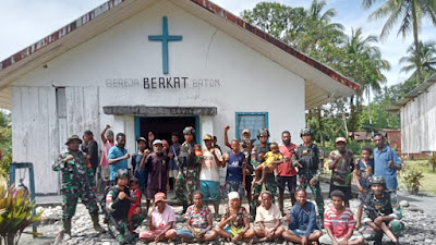 Beri Suasana Nyaman Dalam Beribadah, Satgas Yonif 310/KK Bersama Warga Bersihkan Gereja Berkat Di Kampung Batom