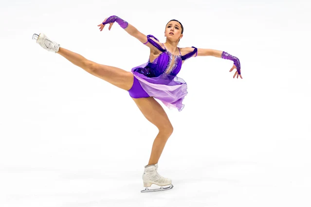 Kamila Valieva fazendo parte da sua coreografia no gelo