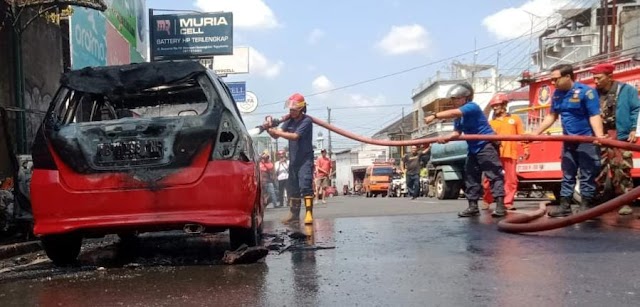 Mobil Jazz Berwarna Merah Terbakar di Jalan Soemarwi, Wonosari