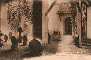 pays basque autrefois musée tombe religion