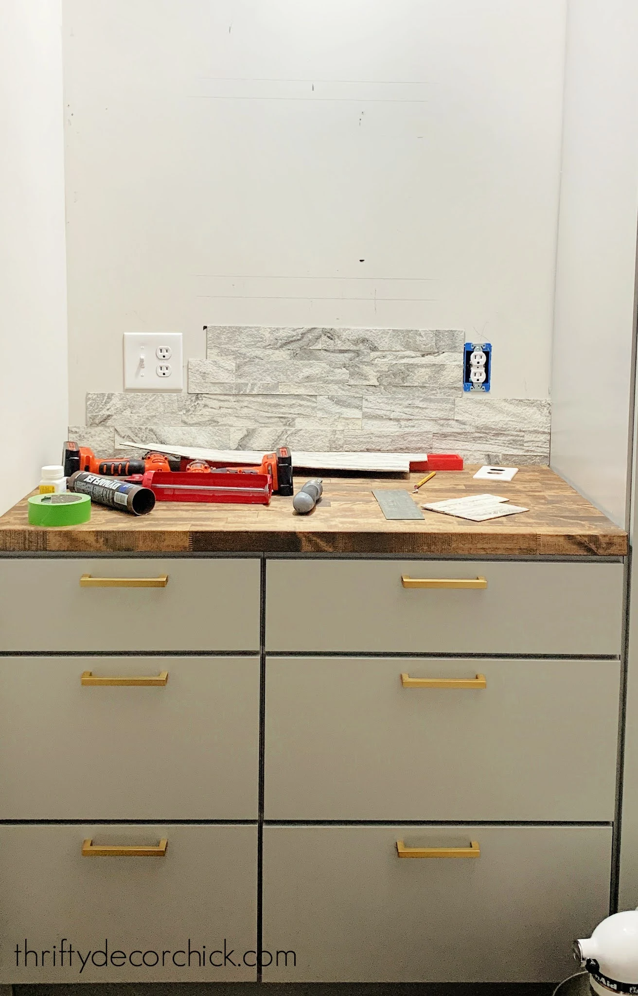 How to Install a Peel and Stick Tiles Backsplash – Step by step