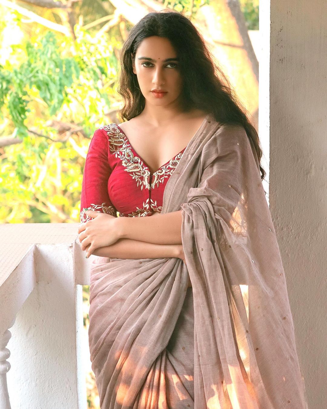 Megha Shukla Exposes her Sexy back in a Dark-Red Backless Blouse and Saree