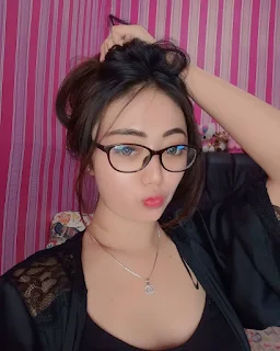 99 Potret Menarik Selebgram cantik Indonesia Berwajah Imut Della Aprilia instagram