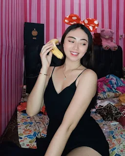 99 Potret Menarik Selebgram cantik Indonesia Berwajah Imut Della Aprilia instagram