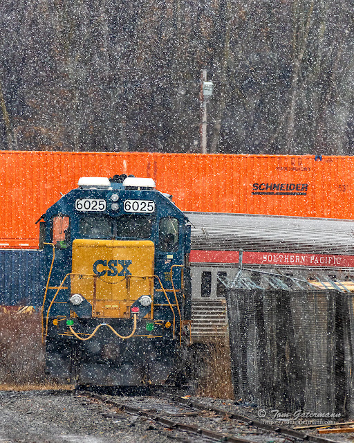 Snow flurries fall as CSXT 6025 sits with W001-19 at DeWitt Yard