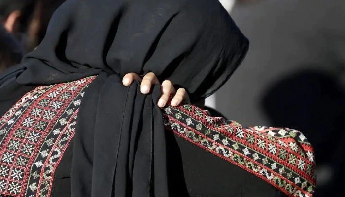 Hijab Row: কলেজে আর হিজাব পরে আসা যাবে না শুনে পদত্যাগ শিক্ষিকার। Hijab Row: Karnataka lecturer resigns after college allegedly asks her to remove hijab