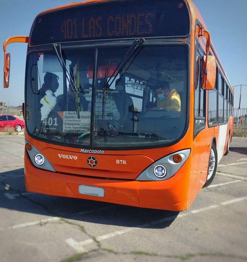 Dueño de restorán compró un bus Transantiago para transportar a sus trabajadores en pandemia