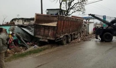 देवरिया : अनियंत्रित होके ट्रक एगो कच्चा मकान में घुसल, दु लोगन के मौत, तीन गो अन्य गंभीर रूप से घायल।