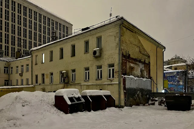 Староваганьковский переулок, Крестовоздвиженский переулок, дворы