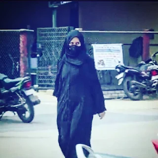 Karnataka Hijab Row: एक वीडियो में दिखता है कि कॉलेज बिल्डिंग में भगवा पट्टे डाले लड़कों ने बुर्का पहनी लड़की के सामने "जय श्री राम" के नारे लगाए तो मुस्लिम लड़की ने भी जवाब में ज़ोर से कहा "अल्लाह हू अकबर."   कर्नाटक में हिजाब बनाम भगवा स्कार्फ विवाद और तीखा हो गया है मांन्डया, कर्नाटक: Karnataka Hijab Vs Saffron Row: कर्नाटक के कॉलेजों में हिंदू-मुस्लिम छात्र समूह हिजाब और भगवा स्कार्फ के मामले  पर आमने-सामने हैं. बढ़े हुए सांप्रदायिक तनाव के बीच कर्नाटक के मांन्ड्या में विरोध प्रदर्शन और संवेदनशील हो गए जब एक बुर्का पहनी हुई मुस्लिम छात्रा के साथ बदसलूकी हुई. कॉलेज में इस छात्रा के सामने भगवा पट्टे डाले लकड़ों के एक बड़े समूह ने नारे बाज़ी की और टिप्पणियां की. यह घटना मान्डा के प्री-यूनिवर्सिटी कॉलेज की है. सामने आई वीडियो में दोनों पक्ष आमने-सामने दिख रहे हैं.  वीडियो में एक कॉलेज की युवा लड़की अपना स्कूटर पार्क कर कॉलेज बिल्डिंग की ओर बढ़ रही होती है तभी भगवा पट्टे डाले लड़कों का एक समूह उस बुर्का पहनी लड़की की ओर "जय श्री राम" के नारे लगाता हुआ बढ़ता है. मुस्लिम लड़की ने भी जवाब में "अल्लाह हू अकबर" के नारे लगाए.   इसके बाद लड़की चिल्लाती हुई क्लास की ओर बढ़ जाती है और लड़कों का समूह उसके पीछे जाता दिखता है. इस बीच कॉलेज का स्टाफ लड़कों को रोकता हुआ दिखता है और लड़की को साथ ले जाता हुआ दिखता है.   इससे पहले कर्नाटक के कॉलेजों में हिजाब (Hijab) पहनने के अधिकार मांगे जाने के बाद राज्य के दक्षिण पंथी समूह को उडुपी ज़िले में कैमरे पर कॉलेज जाते हुए छात्र- छात्राओं को भगवा स्कार्फ देते देखा गया. कॉलेजों में हिजाब पहनने के विरोध में भगवा दुप्पटा डालकर विरोध जताया जा रहा है.  NDTV ने इस मामले में हिंदू जागरण वेदिका के एक सदस्य की पुष्टि की है. उसे कुंडापुर तालुक के  SV कॉलेज में छात्रों को अपने बैग में भगवा स्कार्फ डाल कर ले जाने को कहता देखा गया. राज्य के गृह मंत्री अरग जैनेंद्र ने कहा था कि कॉलेज की कक्षाओं में ना ही हिजाब पहने जाने चाहिए और ना ही भगवा दुपट्टे.     पिछले साल दिसंबर में उडुपी के एक कॉलेज में 6 छात्राओं को हिजाब पहनने के कारण कक्षाओं में आने से मना कर दिया गया था जिसके बाद यह पूरा विवाद शुरू हुआ. एक कॉलेज में शुरू हुआ विवाद दूसरे कॉलेजों में भी पहुंचा जहां हिजाब पहनी छात्राओं को कॉलेज में प्रवेश नहीं दिया गया. यह विवाद उस समय और भड़क गया जब एक और समूह की छात्रों ने कॉलेज में भगवा स्कॉर्फ पहने कर आना शुरू किया और 'जय श्री राम' के नारे लगाए. Karnataka Hijab Row: Boys misbehave with Muslim girl in college by wearing saffron scarves  Karnataka Hijab Row: In a video, it is seen that boys wearing saffron straps in the college building raised slogans of "Jai Shri Ram" in front of a girl wearing a burqa, then the Muslim girl also said loudly in response, "Allah Hu Akbar."   The Hijab vs Saffron Scarf controversy has intensified in Karnataka Mandya, Karnataka: Karnataka Hijab Vs Saffron Row: Hindu-Muslim student groups in colleges in Karnataka are at loggerheads over the issue of hijab and saffron scarves. Amid heightened communal tension, protests in Karnataka's Mandya became more sensitive when a burqa-clad Muslim girl student was molested. In front of this girl student in college, a large group of boys wearing saffron pattas raised slogans and made comments. This incident is from Pre-University College, Manda. In the video that surfaced, both the sides are seen face to face.  In the video, a young college girl parked her scooter and headed towards the college building when a group of boys wearing saffron straps move towards the burqa-clad girl shouting "Jai Shri Ram". The Muslim girl also raised slogans of "Allah Hu Akbar" in response.   After this the girl runs towards the class screaming and a group of boys is seen following her. Meanwhile, the college staff is seen stopping the boys and taking the girl along.    Earlier, after demanding the right to wear hijab in colleges in Karnataka, a right-wing group from the state was seen on camera giving saffron scarves to students on their way to college in Udupi district. In protest against wearing hijab in colleges, saffron dupatta is being protested. NDTV has confirmed a member of Hindu Jagran Vedika in this matter. He was seen asking students to carry saffron scarves in their bags at SV College in Kundapur taluk. State Home Minister Arg Jainendra had said that neither hijab nor saffron dupatta should be worn in college classes.     In December last year, 6 girl students at a college in Udupi were refused to attend classes for wearing hijab, after which the whole controversy started. The controversy that started in one college also reached other colleges where girls wearing hijab were not given admission in the college. The controversy flared up when another group of students started coming to the college wearing saffron scarves and shouting 'Jai Shri Ram'.