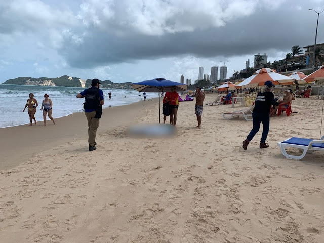 Homem morre afogado e mulher é socorrida com vida na praia de Ponta Negra em Natal