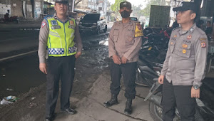 Personil Polsek Dayeuhkolot Laksanakan Pengamanan dan Monitoring kedatangan Suporter Tamu Bonek ke Stadion Si Jalak Harupat