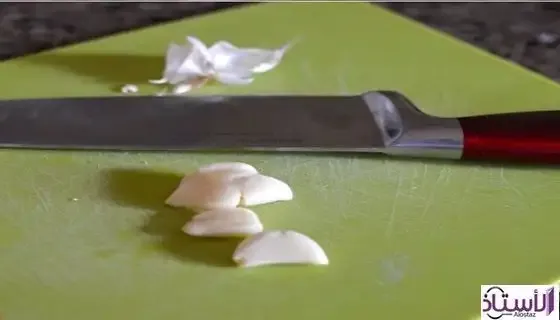 Peeling-garlic
