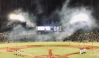 花火打ち上げ中のほっともっとフィールド神戸です。たまに煙が球場内に立ち込めて、試合が中断になることがあります。
