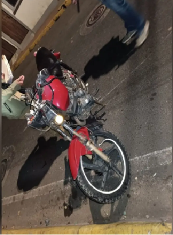 Nicaragua: Motociclista muere al impactar de rebote contra el muro de concreto del porche de una vivienda