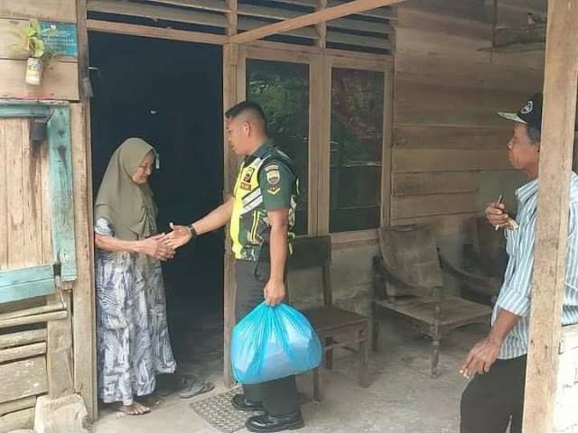 Babinsa Koramil 01,Serda Eka Sandra Berikan Bantuan  Kepada Fakir Miskin