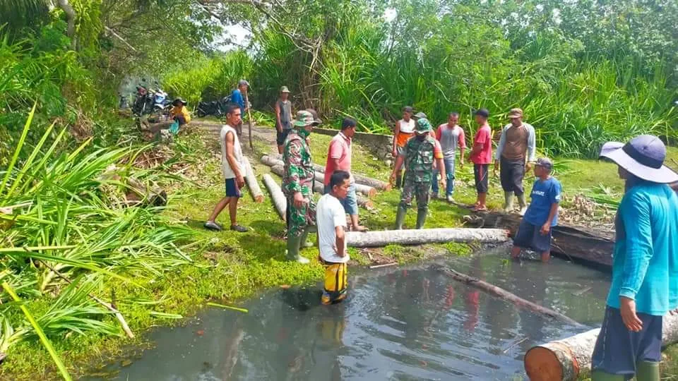 Babinsa Bersama PJID Simeulue Bantu Warga Membuat Jembatan Darurat