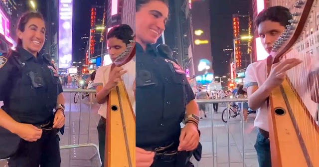 Niño venezolano ciego impresiona a mujer policía tocando el arpa en New York