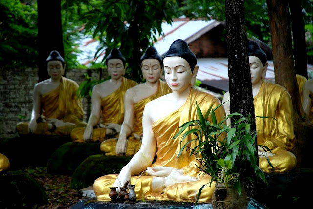 Статуи буддийских святых в Баго