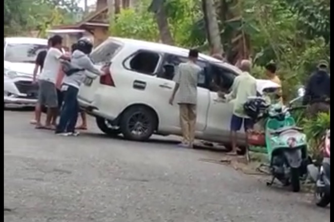 Hindari Jalan Berlubang di Ulaweng, Mobil Tabrak Pohon Kelapa