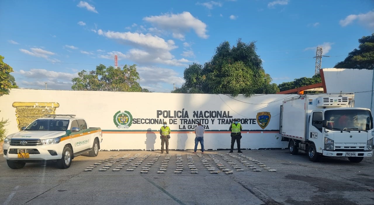 https://www.notasrosas.com/En la vía Palomino - Riohacha capturan hombre que transportaba 181 mil 440 kilos de clorhidrato de cocaína, camuflada en un envío de pollo