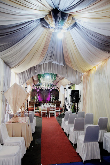 Dekorasi pelaminan dan tenda acara repsesi pernikahan di rumah