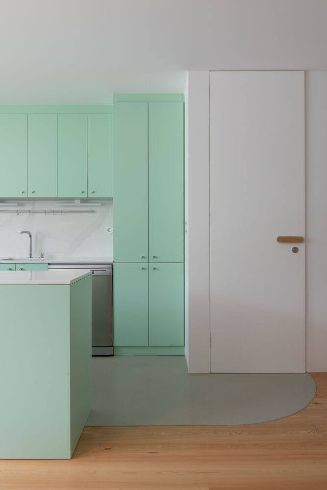 El estudio Fahr 021.3 añade color turquesa y formas lúdicas a una casa familiar de Oporto