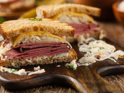 Sandviş Reuben: preparatul emblematic din New York