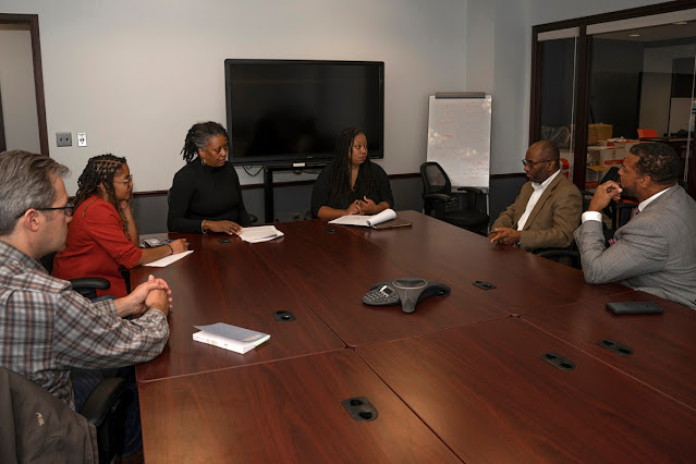 Os defensores da Black Equity Coalition - uma colaboração de base de voluntários, líderes comunitários e analistas de dados - se reúnem para discutir sua missão contínua de descobrir as disparidades ameaçadoras entre os brancos e os negros Pittsburgh. (Da esquerda para a direita) Karen Abrams, Tiffany Gary-Webb, Fred Brown e Mark Lewis (MARTHA RIAL PARA KHN)