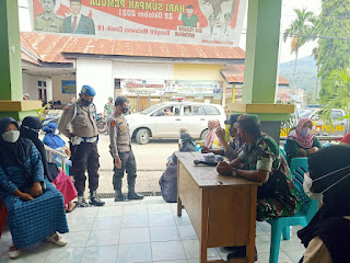 Personel Polsek Alla Melaksanakan Pengamanan Vaksinasi Di Kelurahan Kambiolagi
