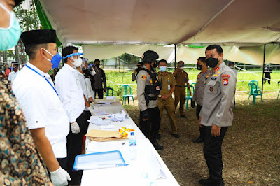 Kapolda Banten IJP Dr Rudy Heriyanto bersama Wakapolda Banten BJP Drs. Ery Nursatari Monitoring pelaksanaan Pilkades 2021 di TPS 15 Desa Pasir Gadung Kecamatan Cikupa