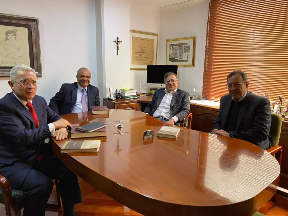 Uribe tildó de «franco y respetuoso» el diálogo con Petro