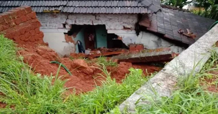 സംസ്ഥാനത്ത് കനത്തമഴ: മലപ്പുറം കരിപ്പൂരില്‍ വീട് തകര്‍ന്ന് രണ്ട് കുട്ടികള്‍ മരിച്ചു | Heavy rains in the state: Two children were killed when a house collapsed in Malappuram Karipur