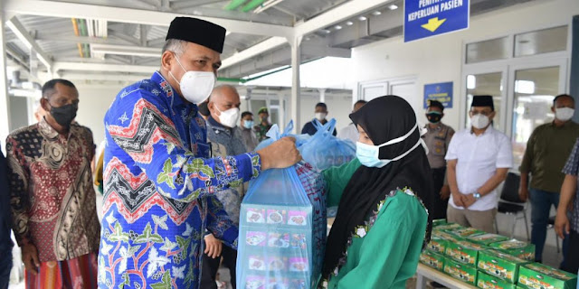 Gubernur Aceh, Ir. Nova Iriansyah, MT didampingi Sekda Aceh, dr. Taqwallah, M. Kes menyerahkan Bingkisan untuk Petugas Pinere di Rumah Sakit Rujukan Covid-19 RSUDZA, Banda Aceh, Selasa, (20/7/2021) lalu.