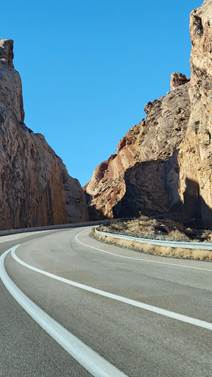 A road going through a canyon

AI-generated content may be incorrect.