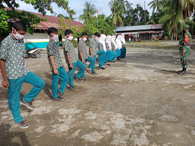 Tanamkan Disipilin, Babinsa Posramil 05/PC Latih PBB Pada Siswa MTSN Meunuang Kinco