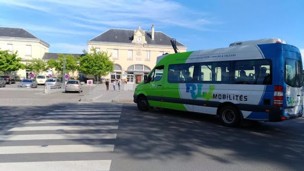 Riom (Puy-de-Dôme) : « On ne restera pas sans réagir ! » : des conducteurs de bus agressés, un véhicule caillassé