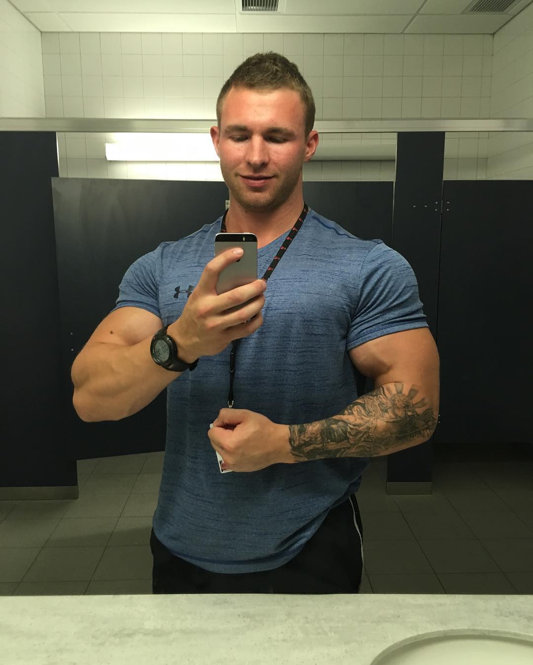 strong-beefy-alpha-dad-pete-guthro-sexy-muscle-hunk-selfie