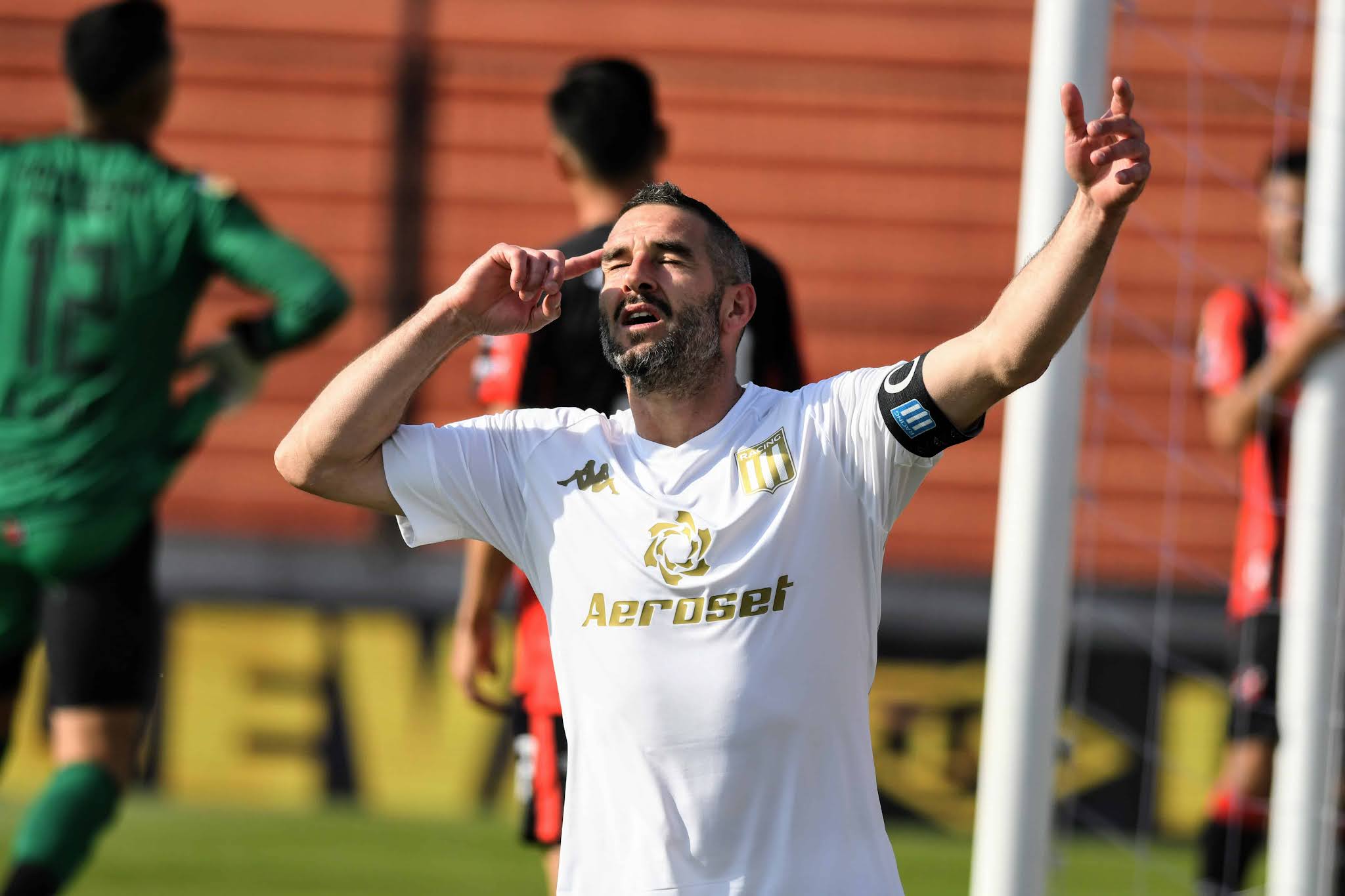 Racing Club venció por 2-1 a Patronato, en un encuentro jugado esta tarde en el estadio Presbítero Bartolomé Grella, de Paraná, válido por la fecha 15 de la Liga Profesional de Fútbol (LPF).