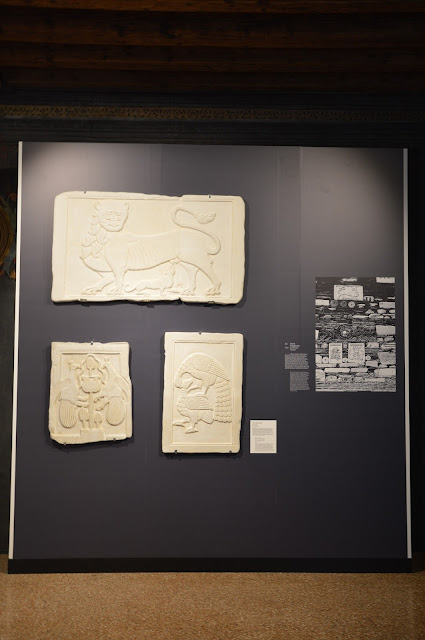 Βυζαντινά θωράκια με ανάγλυφα ζώα σε δεύτερη χρήση στον θυραίο πύργο του Επταπυργίου