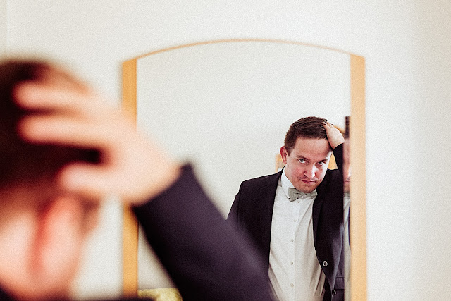 bräutigam im spiegel, groom, mirror, hochzeitsreportage, getting ready