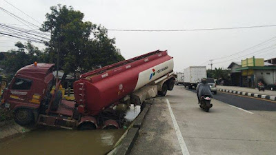 Diduga Sopir Mengantuk, Truk Tangki BBM Nyemplung ke Sungai di Pinggir Jalan Pantura Cepiring Kendal
