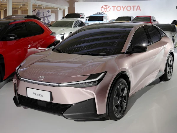 Toyota apresenta sedã médio bZ SDN elétrico feito em parceria com a BYD