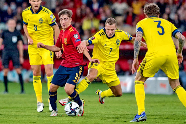 Gavi pelea por la pelota con Ekdal, Claesson y Lindeloff. SELECCIÓN DE ESPAÑA 1 SELECCIÓN DE SUECIA 0. Domingo 14/11/2021, 20:45 horas. Clasificación para la Copa del Mundo de Catar 2022, fase de grupos de Europa, Grupo B, 10ª jornada. Sevilla, España, estadio de La Cartuja