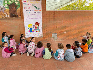 Aquí tenemos a nuestras pequeñas y pequeños contemplando el mural que realizaron.