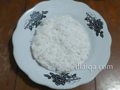taruh nasi ke dalam piring